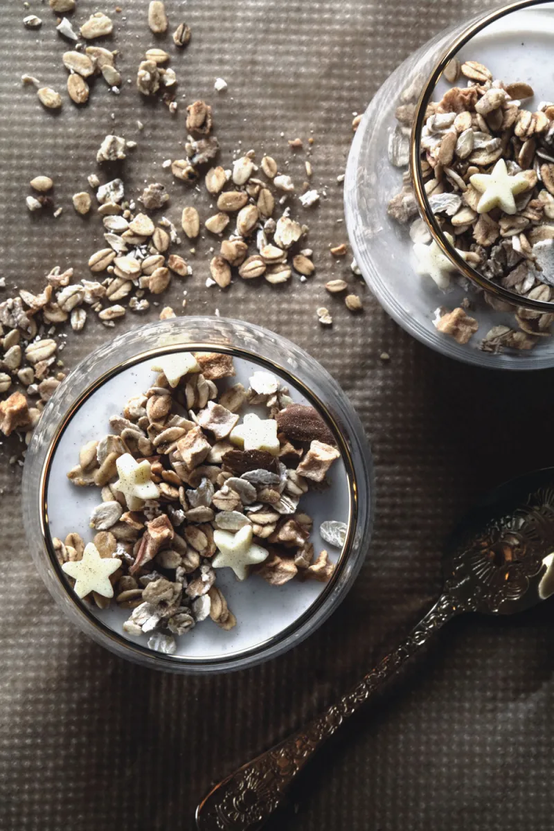 Lebkuchen Marzipan Panna Cotta mit Granola Topping im Glas