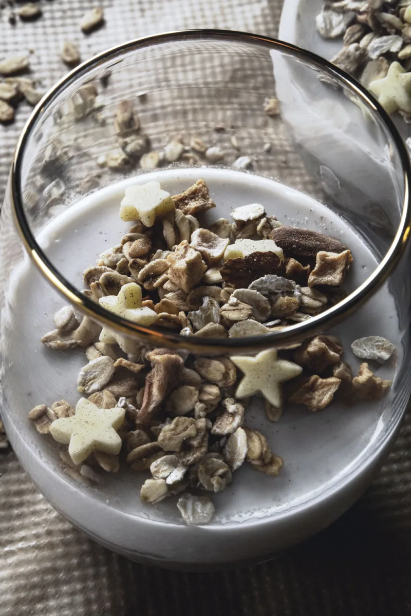 Lebkuchen Marzipan Panna Cotta mit Granola Topping im Glas