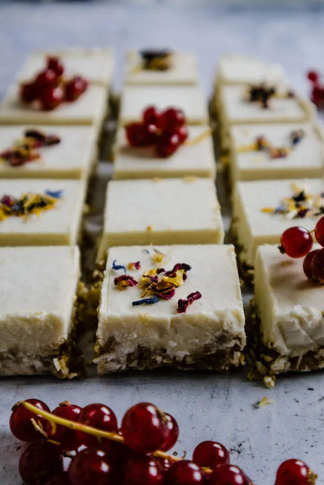 raw lemon bars mit blüten und ribisel