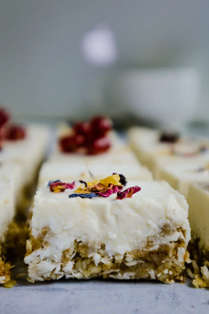 raw lemon bars mit blüten