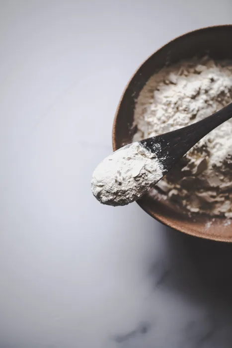 xanthan gum pulver in einer schuessel