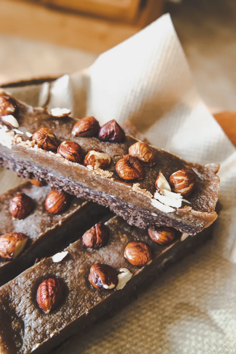 roh vegane haselnuss schnitte mit haselnüssen