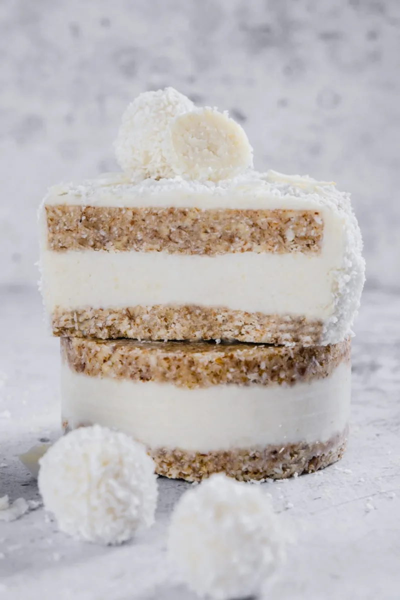rohveganer raffaello kuchen mit raffaello kugeln